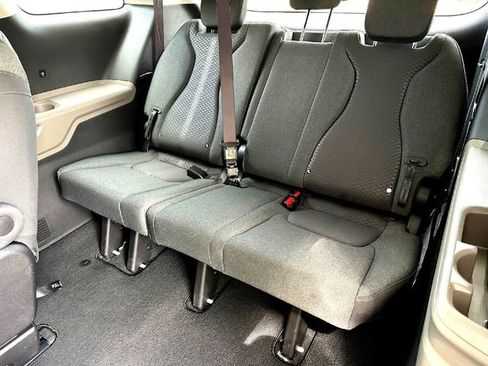 Used 2025 Kia Carnival LX FWD image 23