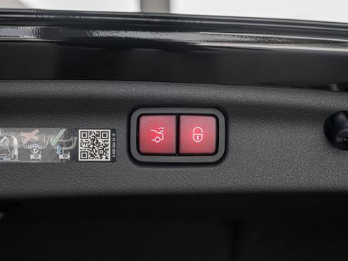 Used 2024 Mercedes-Benz C 300 4MATIC Sedan image 36