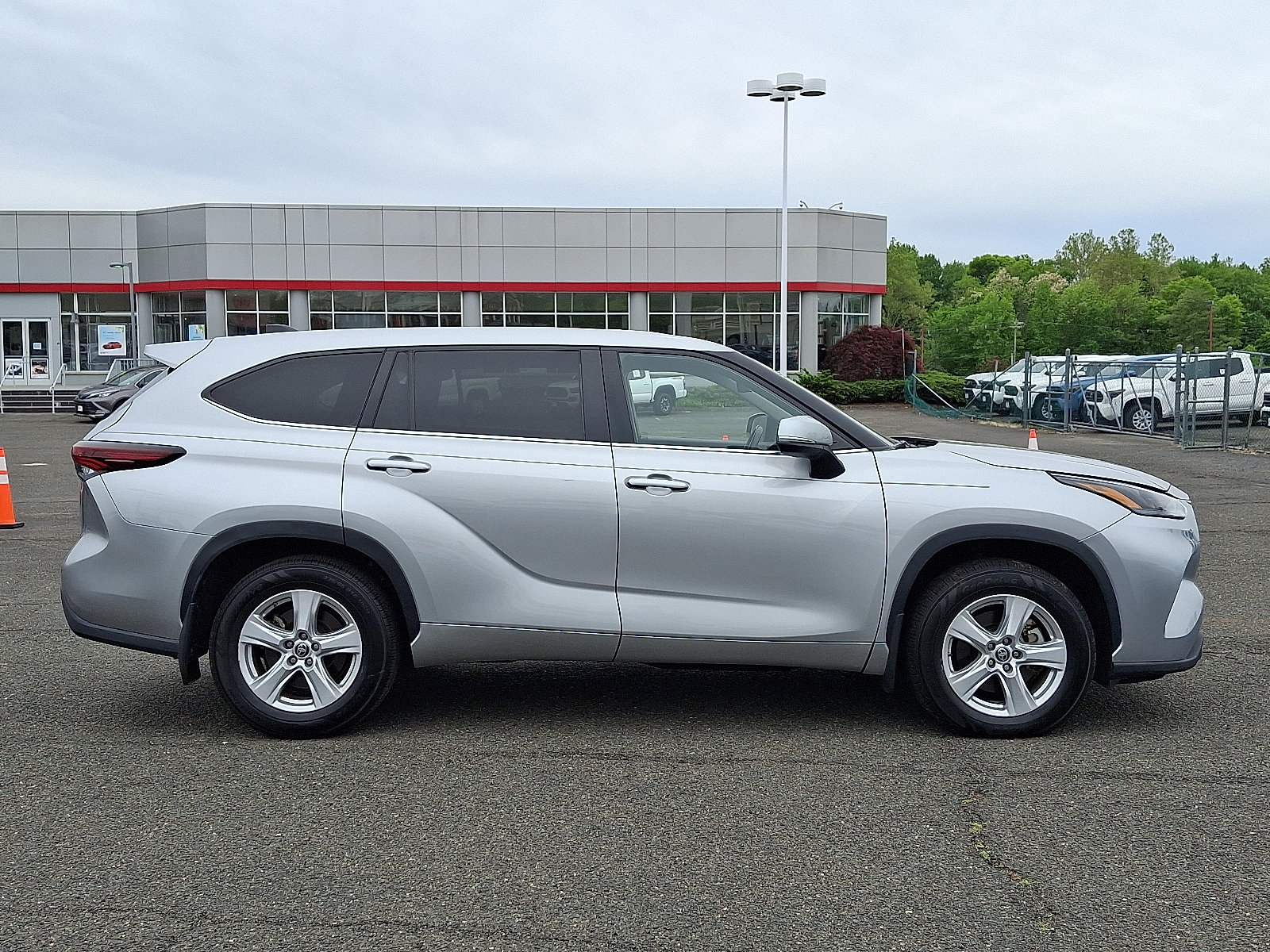 Used 2024 Toyota Highlander LE AWD/4WD image 8