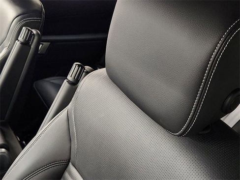 Used 2025 Land Rover Discovery S image 14