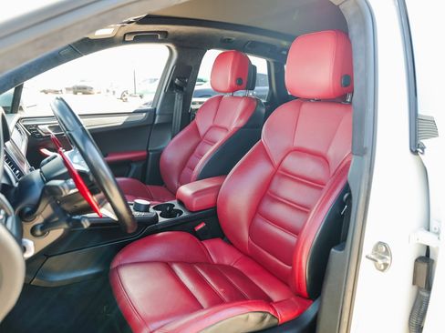 Certified 2018 Porsche Macan Turbo image 5