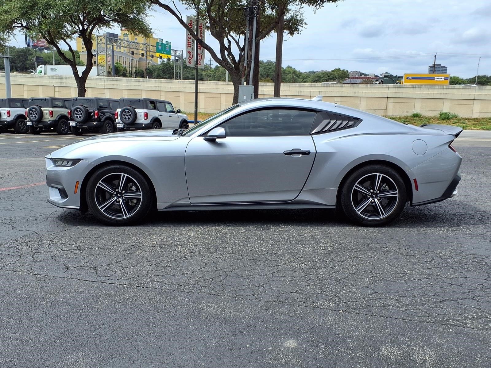 Used 2025 Ford Mustang Coupe RWD image 9