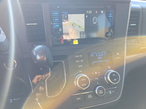 Used 2016 Toyota Sienna SE Premium FWD image 12