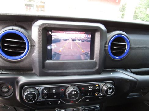 Used 2020 Jeep Gladiator Overland w/ Cold Weather Group image 17