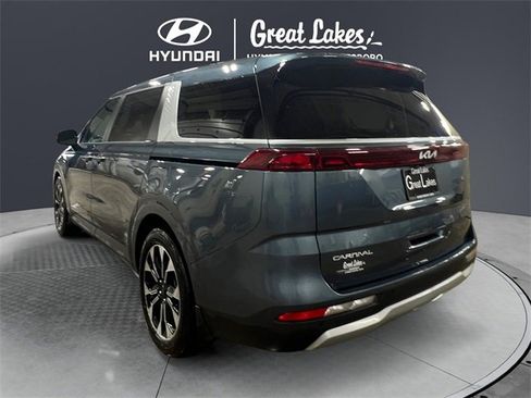 Used 2024 Kia Carnival EX image 3