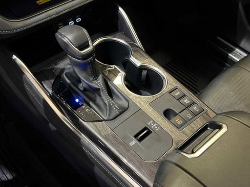 Certified 2025 Toyota Highlander Platinum image 22