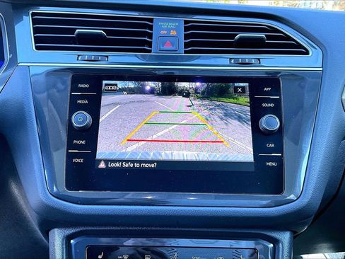 Used 2022 Volkswagen Tiguan SE w/ Panoramic Sunroof Package FWD image 13