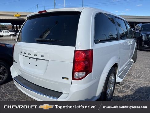 Used 2018 Dodge Grand Caravan SE w/ UConnect Hands-Free Group image 7