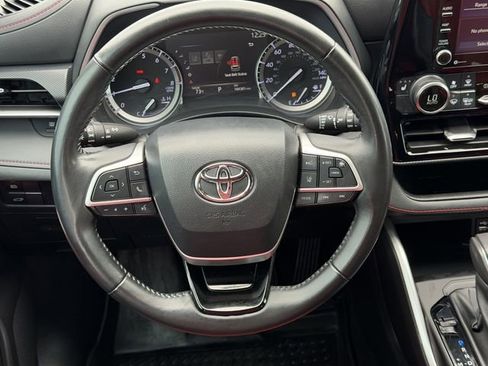 Used 2022 Toyota Highlander XSE FWD image 11