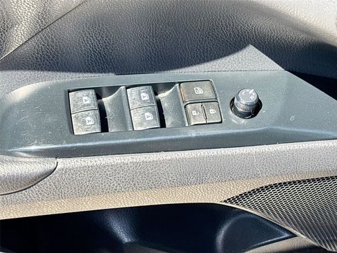 Used 2019 Toyota Camry SE FWD image 18