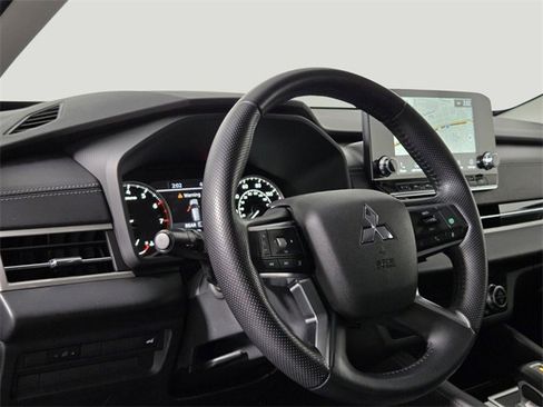 Used 2022 Mitsubishi Outlander SE image 11