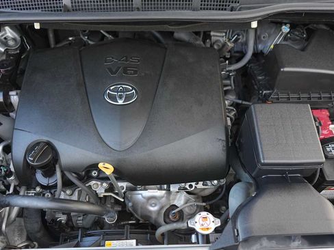 Used 2017 Toyota Sienna Limited Premium FWD image 9