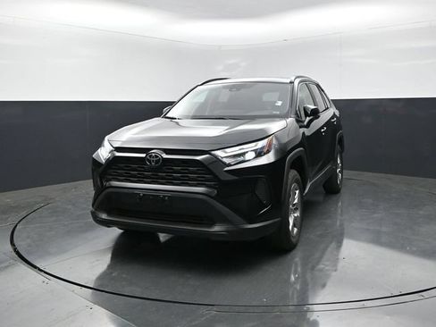 Used 2025 Toyota RAV4 XLE FWD image 4