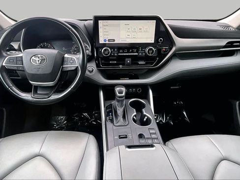 Used 2023 Toyota Highlander XLE FWD image 16