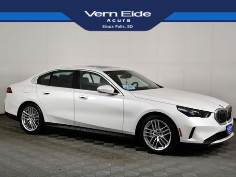 Used 2025 BMW 530i xDrive AWD/4WD image 1
