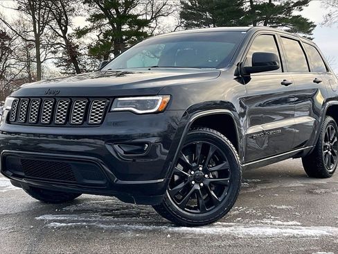 Used 2021 Jeep Grand Cherokee Laredo X image 2