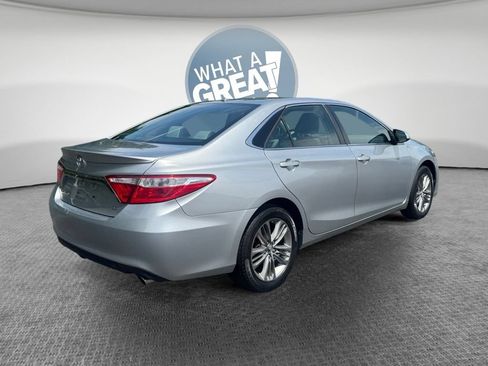 Used 2016 Toyota Camry SE w/ Moonroof Package FWD image 3