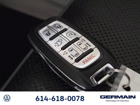 Used 2018 Chrysler Pacifica Limited w/ Tire & Wheel Group FWD image 40