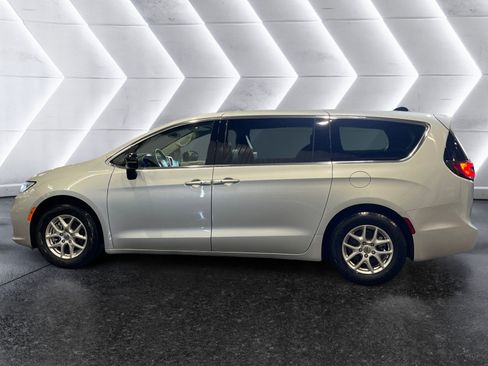 Used 2024 Chrysler Pacifica Touring-L FWD image 20