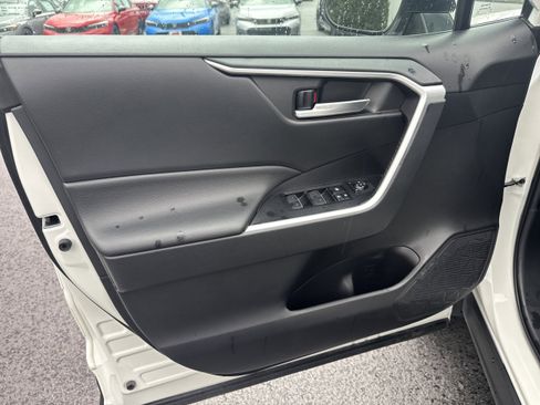 Used 2022 Toyota RAV4 XLE w/ XLE Grade Weather Package image 7
