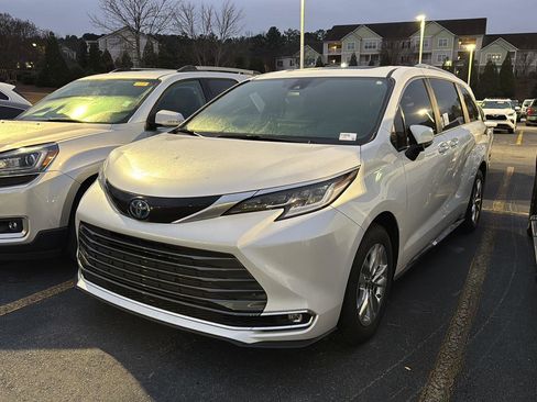 Used 2025 Toyota Sienna Limited image 9