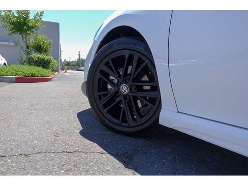 Used 2025 Toyota Camry SE w/ Convenience Package FWD image 9