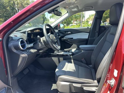 Used 2025 Chevrolet Trax LT w/ LT Convenience Package FWD image 16