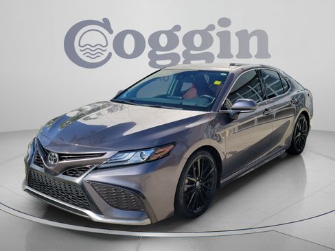Used 2022 Toyota Camry XSE FWD image 1