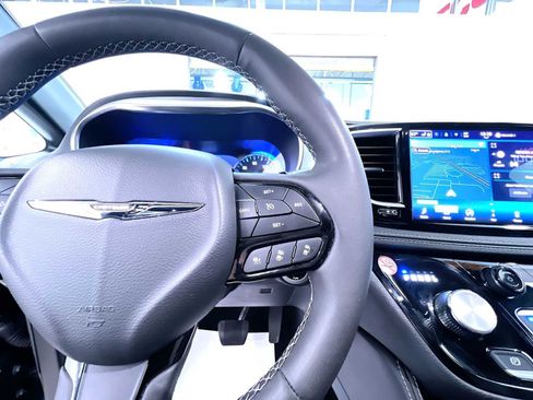 Used 2025 Chrysler Pacifica Limited FWD image 21