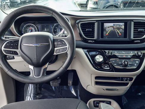 Used 2018 Chrysler Pacifica Touring Plus image 3