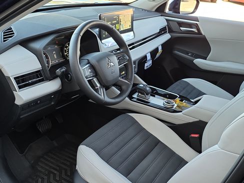 New 2026 Mitsubishi Outlander SE FWD image 11