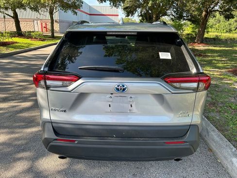 Used 2021 Toyota RAV4 XLE AWD/4WD image 5