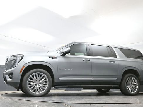 Used 2025 GMC Yukon XL Denali AWD/4WD image 29