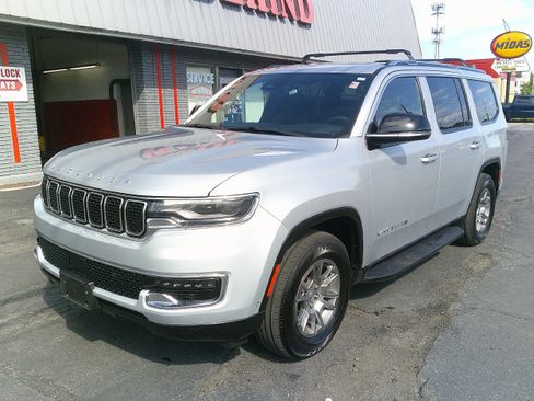 Used 2023 Jeep Wagoneer 4WD image 12