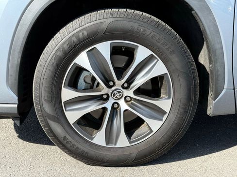 Used 2023 Toyota Highlander XLE image 13