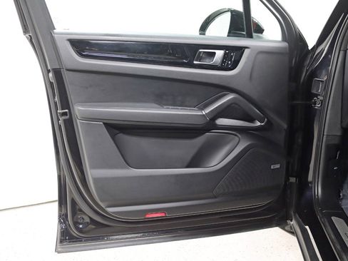 Used 2020 Porsche Cayenne image 32