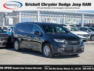 New 2025 Chrysler Pacifica Select video 3