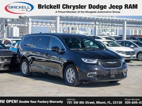 New 2025 Chrysler Pacifica Select image 3