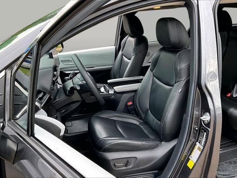 Used 2025 Toyota Sienna LE FWD image 8