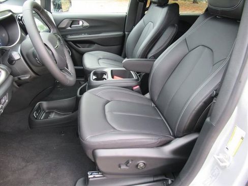 New 2026 Chrysler Pacifica Select FWD image 16