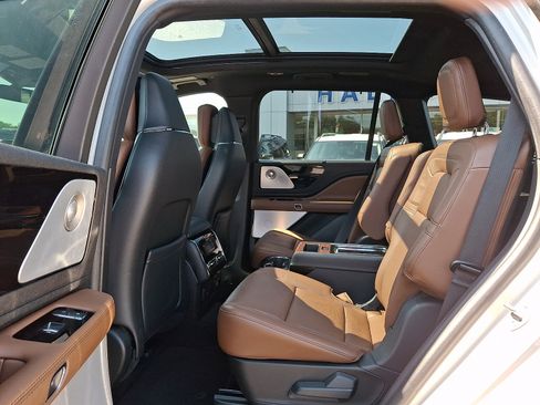 Used 2023 Lincoln Aviator Reserve w/ Equipment Group 201A AWD/4WD image 11