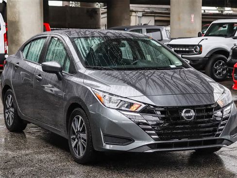 Used 2023 Nissan Versa SV image 3