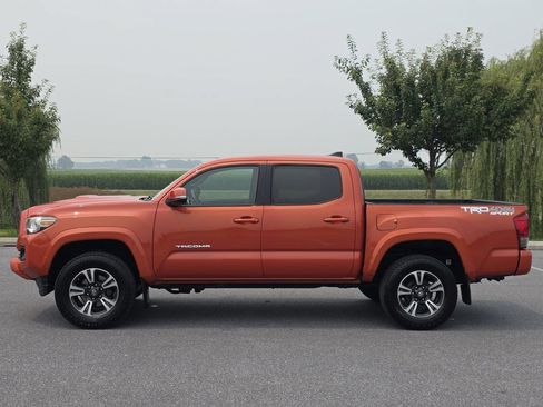 Used 2017 Toyota Tacoma TRD Sport w/ Tow Package (A/T) AWD/4WD image 5