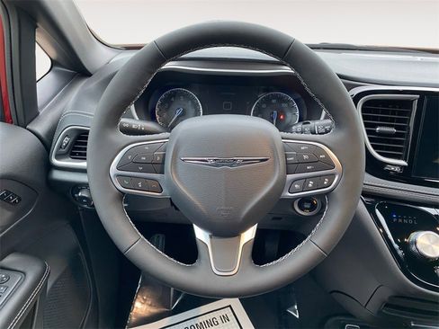 New 2026 Chrysler Pacifica Select image 12