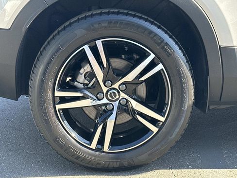 Certified 2025 Volvo XC40 B5 Core image 27