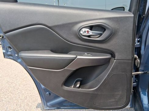 Used 2020 Jeep Cherokee Latitude FWD image 16