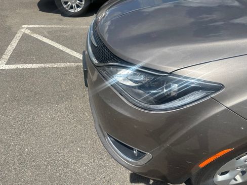 Used 2017 Chrysler Pacifica Touring-L Plus FWD image 19