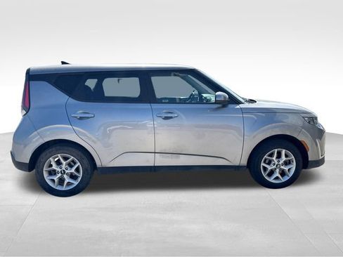 Used 2024 Kia Soul LX w/ Option Group 015 FWD image 4