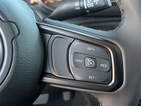 Used 2023 Jeep Gladiator Willys image 17