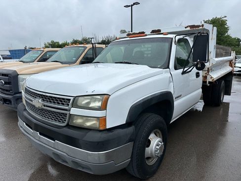 Used 2005 Chevrolet Silverado 3500 2WD Regular Cab image 2